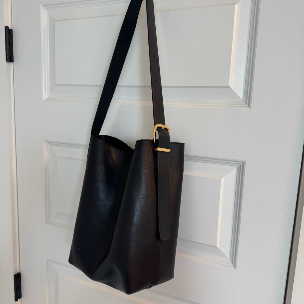 Madewell Essential Medium Bucket tote - Picture 2 of 11